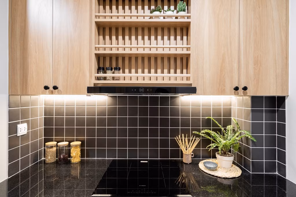 Do diện tích nhỏ nên đa phần cây trong nhà được bố trí loại nhỏ với mục đích trang trí và mang lại không gian xanh.