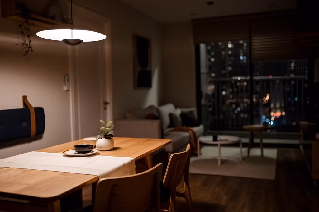 Từ ban công căn nhà, gia chủ có thể thư giãn với khung cảnh đô thị hoặc trở lại bên trong cùng cảm giác ấm cúng, nhẹ nhàng.