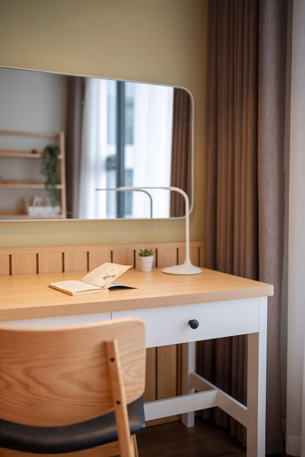 Phòng ngủ được tạo điểm nhấn bằng mảng sơn tường màu xanh. Màu sơn giúp căn phòng đem lại cảm giác thư giãn và khác lạ cho không gian. Phần đầu giường được bố trí một mảng nan gỗ nhằm tạo sự liên kết giữa khu vực giường ngủ và bàn làm việc.