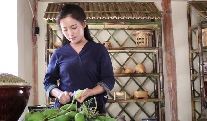 Co gai bo pho ve que cham soc cha bat ngo thanh hot vlogger-Hinh-2