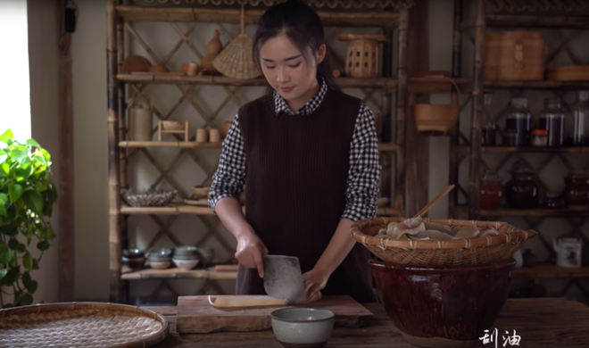 Co gai bo pho ve que cham soc cha bat ngo thanh hot vlogger