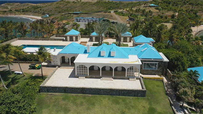 Ngày 12/8/2019, hai ngày sau khi Epstein được phát hiện tự tử chết trong phòng giam Manhattan, các đặc vụ Cục Điều tra Liên bang Mỹ (FBI) đột kích Little Saint James để tìm kiếm bằng chứng liên quan đến vụ buôn bán tình dục mà vị tỷ phú bị buộc tội. Ảnh: NBC News.