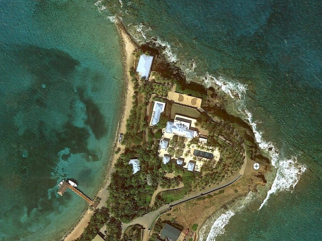 Hòn đảo tư nhân Little Saint James thuộc quần đảo Virgin là nơi cư ngụ chính của Epstein trong hơn 20 năm. Hòn đảo rộng 70 mẫu Anh, nằm ngoài khơi St. Thomas, bao gồm một khu phức hợp kiểu biệt thự, thư viện, rạp chiếu phim, nhà tắm và nhà nghỉ dưỡng. Ảnh: Business Insider.