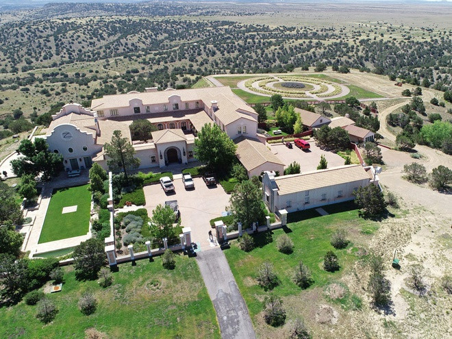 Nông trại Zorro ở Stanley, New Mexico của "tỷ phú ấu dâm" có tổng diện tích 7.500 mẫu Anh, bên trong có một biệt thự rộng gần 2.500 m2. Đây được cho là bất động sản lớn nhất trong quận. Epstein mua Zorro vào năm 1993 từ cựu Thống đốc New Mexico Bruce King. Theo Curbed, nông trại được định giá hơn 18 triệu USD vào năm 2013. Ảnh: Business Insider.