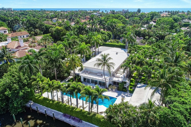 Bất động sản ở Palm Beach của Epstein được niêm yết với giá khoảng 22 triệu USD. Biệt thự rộng 1.300 m2 bao gồm một nhà chính với 6 phòng ngủ, nhà cho nhân viên có 3 phòng ngủ và hồ bơi ngoài trời rộng lớn, theo WSJ. Nó cách Mar-a-Lago, khu nghỉ dưỡng của Tổng thống Donald Trump, khoảng một dặm. Palm Beach Post đưa tin Jeffrey Epstein mua bất động sản vào năm 1990 với giá 2,5 triệu USD. Ảnh: Business Insider.