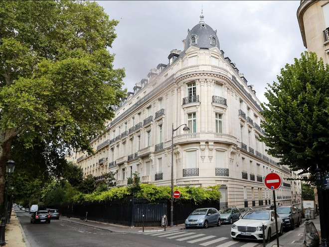 Epstein cũng sở hữu một căn hộ cao cấp ở Paris, nằm trên đại lộ Foch nổi tiếng. Những ngôi nhà trên đại lộ này có giá trung bình trên 4 triệu USD. Cảnh sát Pháp đã khám xét căn hộ vào tháng 9/2019. Ghislaine Maxwell, cộng sự nổi tiếng của Epstein, được cho là đã trốn trong một căn hộ sang trọng không kém gần đó giữa đại dịch Covid-19, trước khi bị bắt giữ. Ảnh: Getty Images.