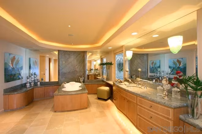 Phòng tắm chính xa hoa, lộng lẫy, được trang bị đầy đủ tiện nghi cao cấp, hiện đại.