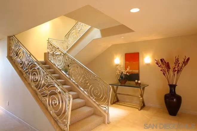 Không gian sinh hoạt bên trong ngôi nhà mang tông màu be chủ đạo để làm nổi bật những nét sang trọng, trang nhã. Những vật trang trí được sắp đặt tinh tế khắp căn nhà.