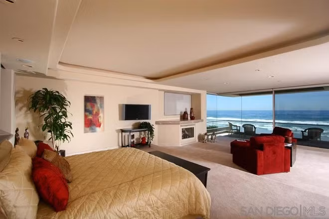 Phòng ngủ chính rộng lớn, sáng sủa, trang nhã, được tích hợp với một khu vực tiếp khách và một ban công.