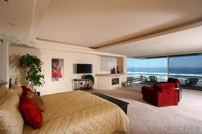 Phòng ngủ chính rộng lớn, sáng sủa, trang nhã, được tích hợp với một khu vực tiếp khách và một ban công.