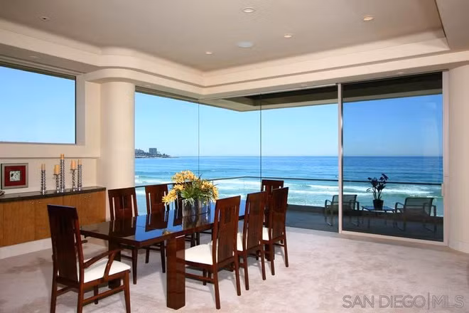 Phòng ăn thoáng đãng, tràn ngập ánh sáng tự nhiên. Đây là nơi gia chủ vừa ăn uống vừa có thể ngắm nhìn cảnh sắc đại dương.