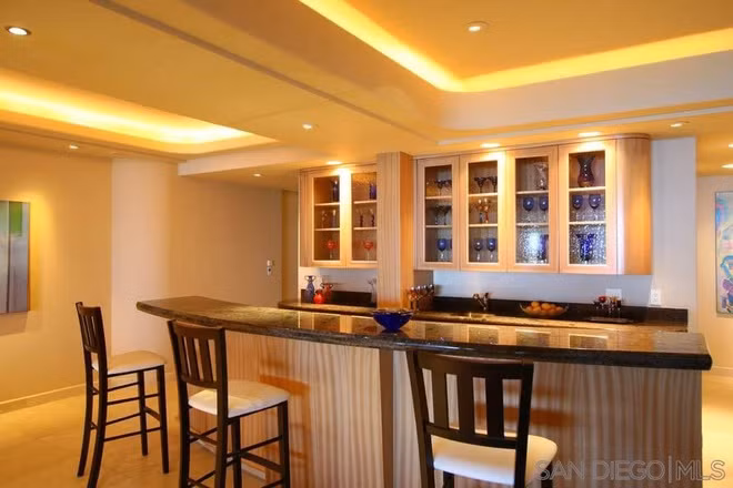 Một quầy bar nhỏ nhắn, đơn giản, ấm cúng là địa điểm thú vị để tiếp đón, trò chuyện cùng khách khứa, bạn bè.