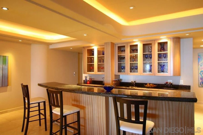 Một quầy bar nhỏ nhắn, đơn giản, ấm cúng là địa điểm thú vị để tiếp đón, trò chuyện cùng khách khứa, bạn bè.