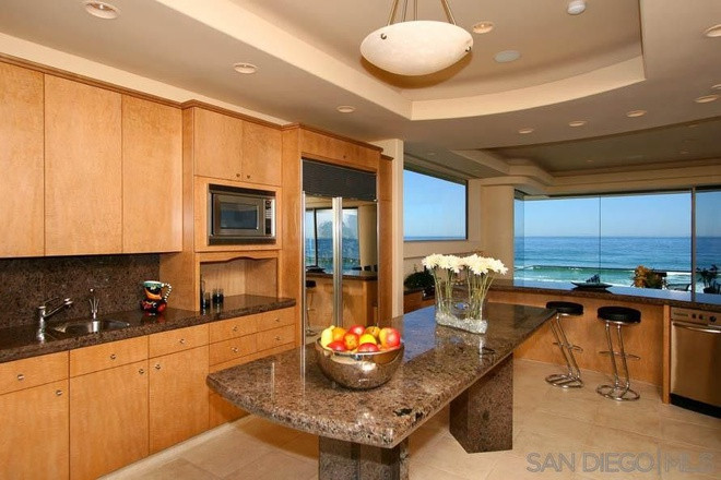 Nhiều khu vực có bức tường kính để tạo cảm giác thông thoáng, cởi mở. Nhà bếp rộng rãi, nổi bật với những nội thất được làm từ gỗ và đá hoa cương.