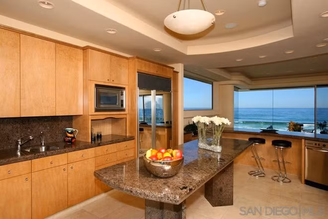 Nhiều khu vực có bức tường kính để tạo cảm giác thông thoáng, cởi mở. Nhà bếp rộng rãi, nổi bật với những nội thất được làm từ gỗ và đá hoa cương.