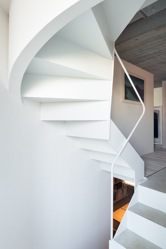 Cầu thang được thiết kế gọn, kết nối xuyên suốt cả 4 tầng không gian.