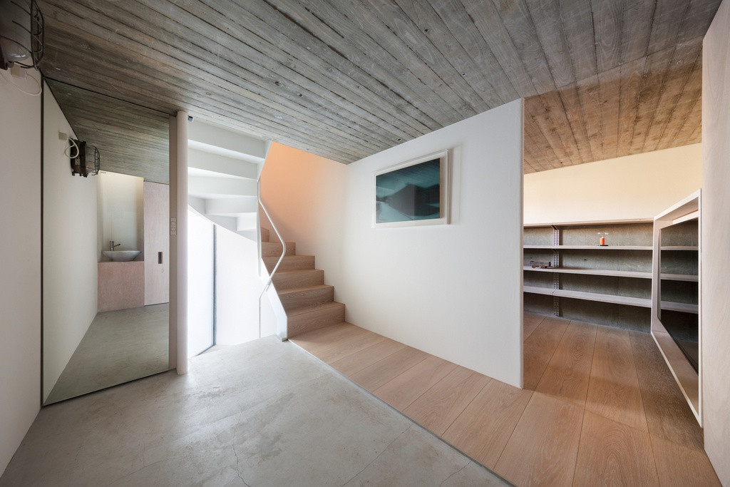 Lối vào nhà được thiết kế như một "vết nứt", đi thẳng vào lớp giữa của căn nhà, tạo nên một cảm giác lơ lửng giữa không trung.