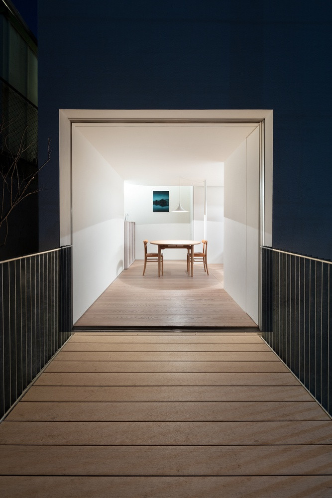 Mặc dù lựa chọn gam màu trắng và phong cách tối giản, ngôi nhà vẫn không tạo cảm giác lạnh về đêm.