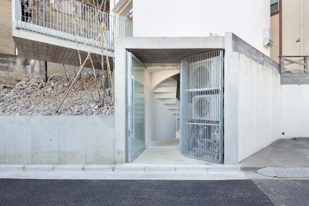 Ngôi nhà là một công trình tháp gồm 2 tầng ngầm và 2 tầng trên mặt đất. Ánh sáng, không khí trong căn nhà lưu thông thông qua một khoảng trống nhỏ nằm ở góc của mỗi phòng.