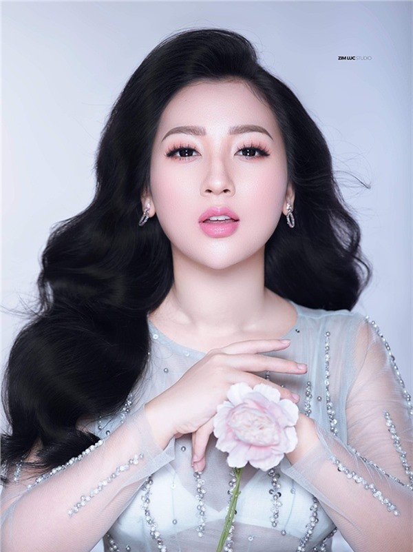 Nhan sắc ngày càng xinh đẹp của cô đồng Hà thành 9X ảnh 6