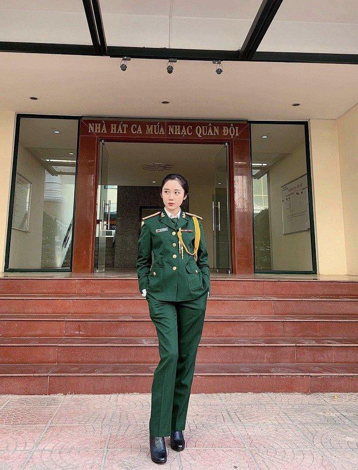 ##sc### Nga được cư dân mạng ưu ái gọi bằng cái tên thân thương “hotgirl quân nhân” hay “bóng hồng quân đội”. 