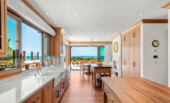 Nhà bếp thông thoáng, sáng sủa, mang vẻ đẹp mộc mạc từ những nội thất làm bằng gỗ. Khu vực này được trang bị đầy đủ công cụ nấu nướng hiện đại, cao cấp.