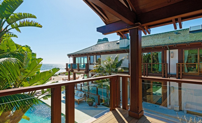 Những cột gỗ, dầm gỗ vừa khiến ngôi nhà trở nên sang trọng vừa đem lại cảm giác gần gũi với thiên nhiên.