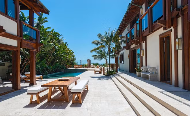Một số tiện ích nổi bật của căn biệt thự có thể kể đến thư viện, studio, quầy bar, phòng tập thể dục, khu vực spa, hồ bơi ngoài trời, và các phòng xông hơi.