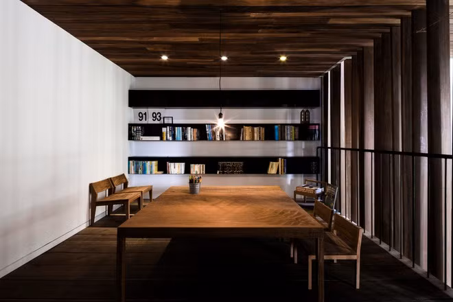 Thư viện gia đình nằm ở tầng trên cùng của ngôi nhà. Đây là không gian yên tĩnh nhất, không bị tiếng ồn nào làm ảnh hưởng.