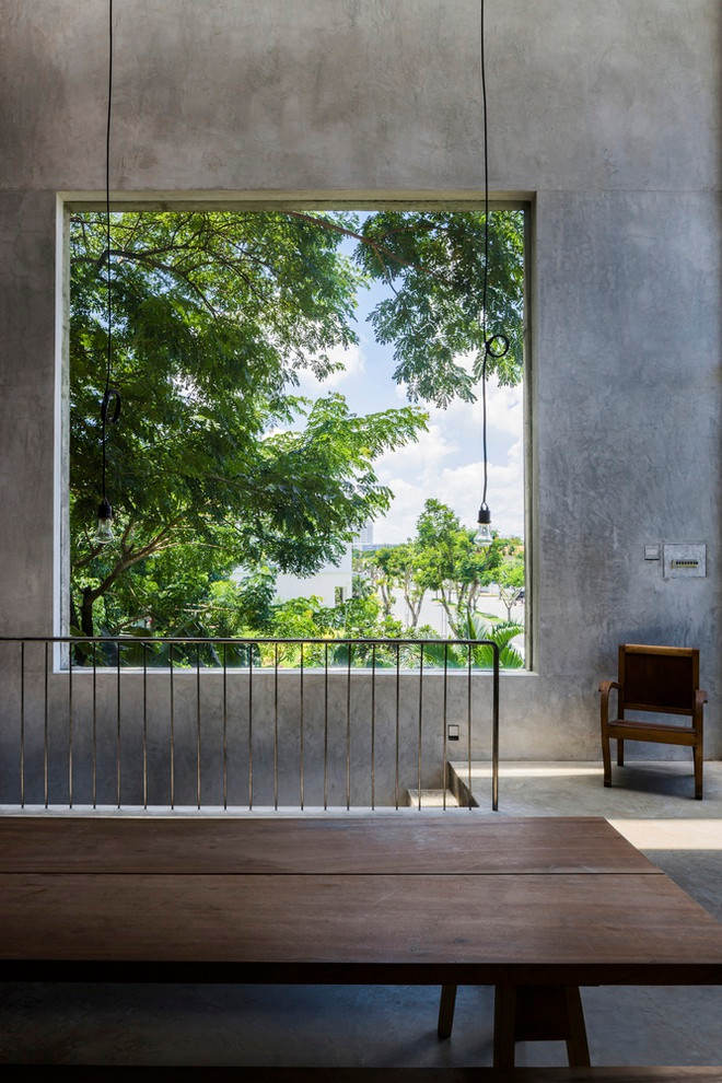 Ngôi nhà sử dụng hoàn toàn cầu thang một vế. Chạy dọc những lối đi là các lỗ thủng của bức tường được ngăn bằng kính.