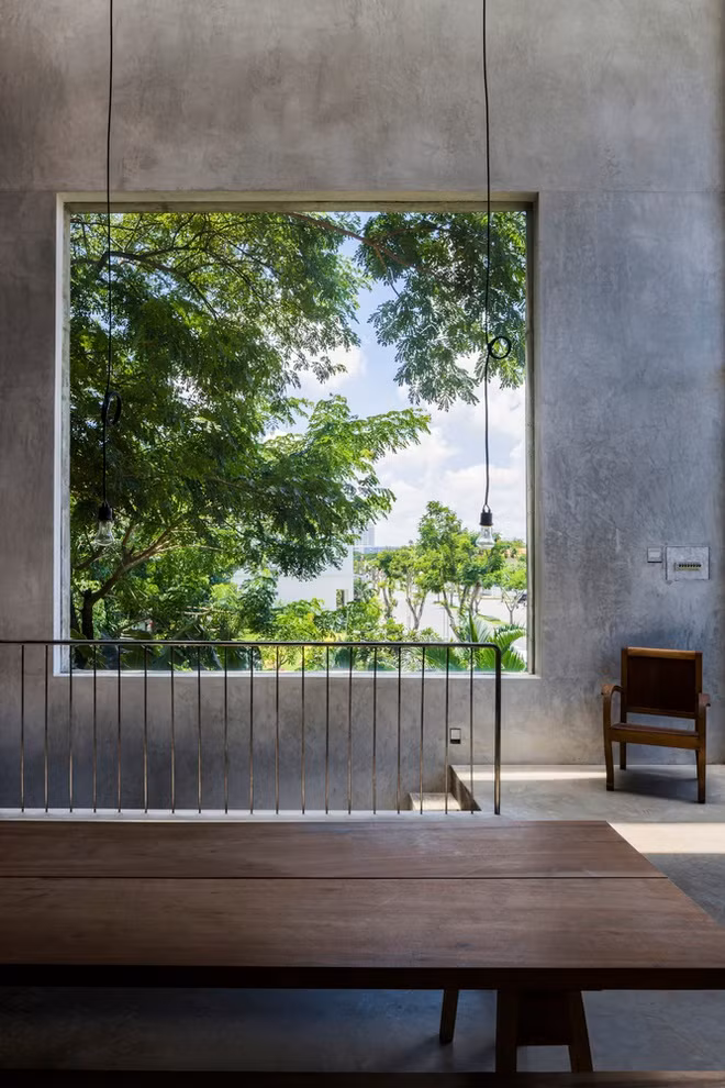 Ngôi nhà sử dụng hoàn toàn cầu thang một vế. Chạy dọc những lối đi là các lỗ thủng của bức tường được ngăn bằng kính.