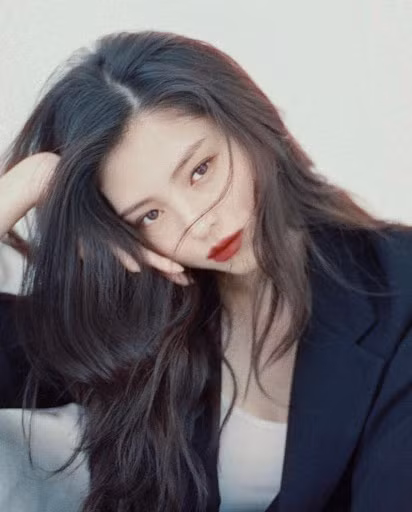 Nàng Kim So Hye của 100 Days My Prince được nhận xét có vẻ ngoài sang trọng, phù hợp hóa thân vào nhiều vai diễn khác nhau. Cô từng đảm nhận vai phụ trong drama Abyss, hợp tác cùng Park Bo Young và Ahn Hyo Seop.