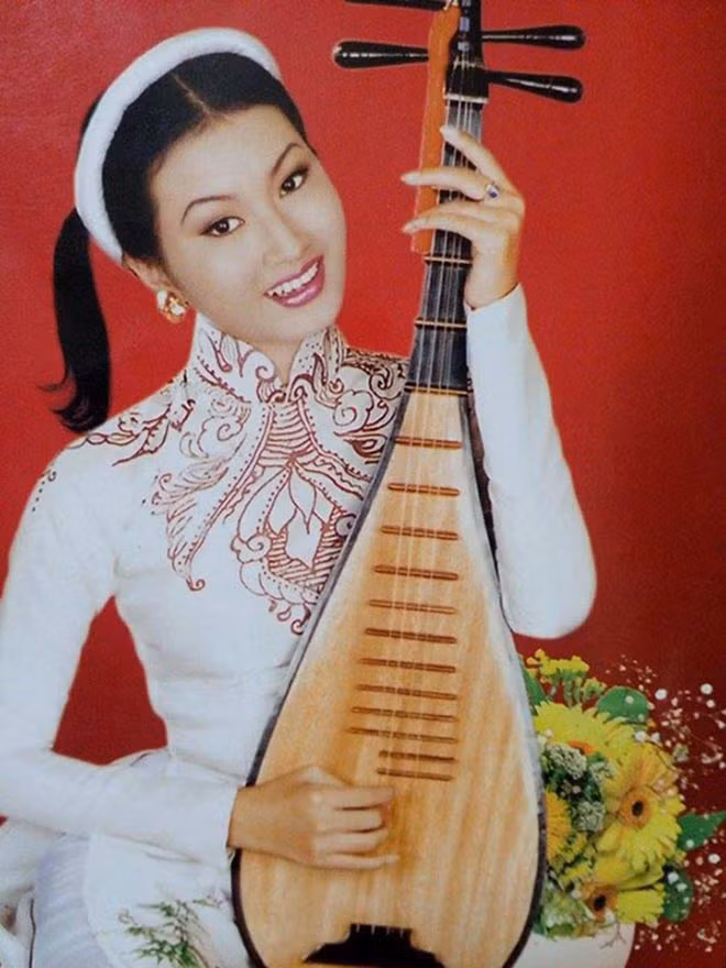 Được mệnh danh là mỹ nhân ảnh lịch nổi tiếng nhất thế hệ 8x, có thời điểm Uyển Nhi được nhận hợp đồng quảng cáo đến 5.000 USD cho 5 ngày làm việc ở Mỹ. Tuy nhiên cô từng từ chối không ít cơ hội vì vẫn dành nhiều thời gian cho học tập.