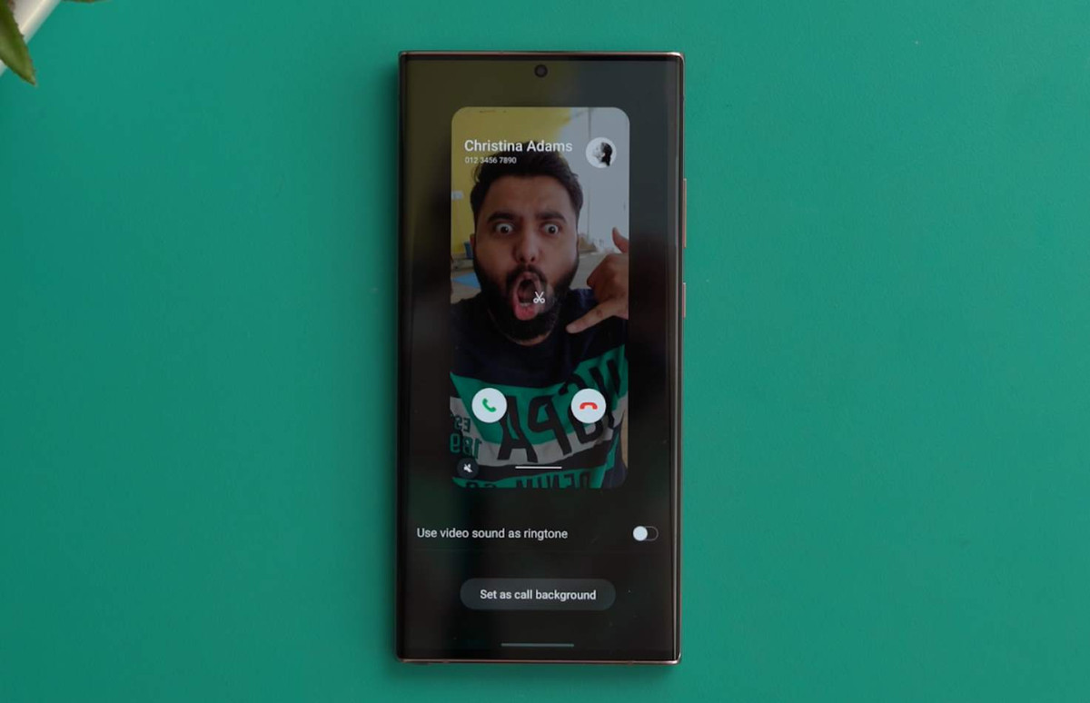 Bên cạnh đó, phiên bản One UI mới mang đến tính cá nhân hóa cao, người dùng có thể thay đổi phần nền cuộc gọi đến theo ý thích. Ảnh: Beebom.