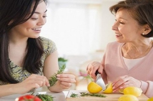 Giam doc chon vo va chieu gia om cua me chong