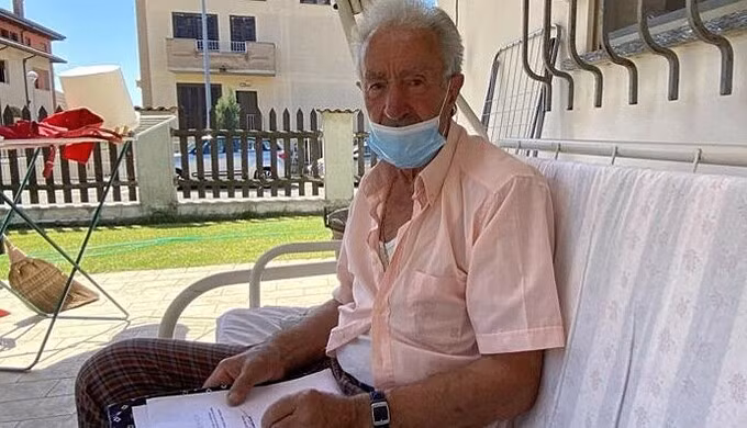 Bi phat tien vi de ga cung gay luc 4 ruoi sang