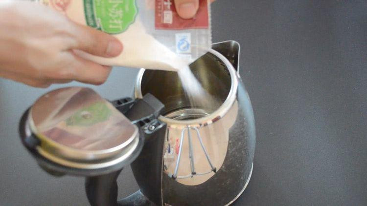 Cách làm sạch ấm siêu tốc trong nháy mắt bằng nguyên liệu lành tính Cach lam sach am sieu toc trong nhay mat bang nguyen lieu lanh tinh