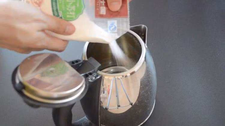 Cách làm sạch ấm siêu tốc trong nháy mắt bằng nguyên liệu lành tính Cach lam sach am sieu toc trong nhay mat bang nguyen lieu lanh tinh