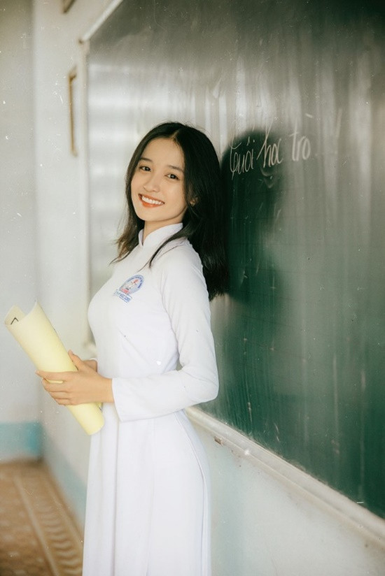 Nu sinh dien ao dai trang tinh khoi khien bao anh chang do guc-Hinh-2