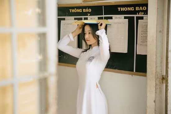 Nu sinh dien ao dai trang tinh khoi khien bao anh chang do guc