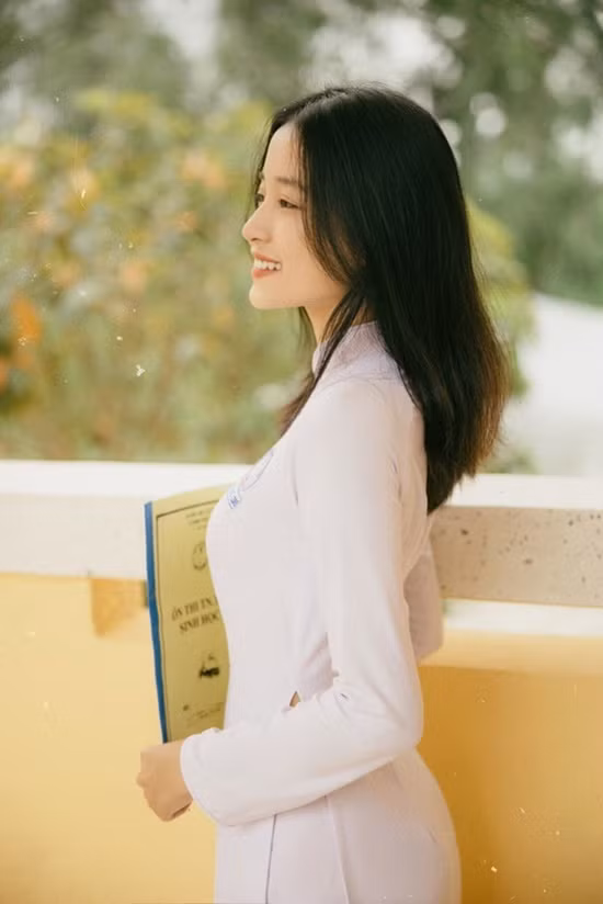 Nu sinh dien ao dai trang tinh khoi khien bao anh chang do guc-Hinh-6