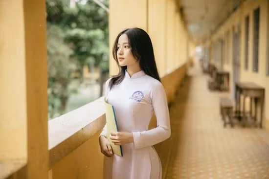 Nu sinh dien ao dai trang tinh khoi khien bao anh chang do guc-Hinh-4