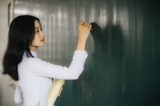 Nu sinh dien ao dai trang tinh khoi khien bao anh chang do guc-Hinh-3