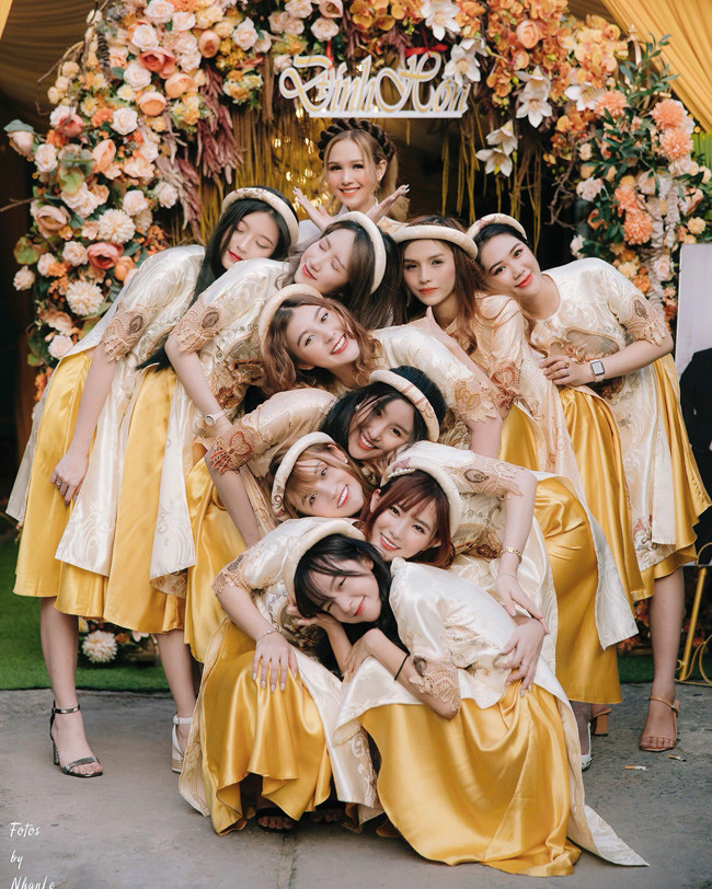 Ngoài hai nhân vật chính là cô dâu - chú rể thì dàn bạn thân sở hữu nhan sắc lung linh của Trang Phạm cũng được dân tình chờ đón.