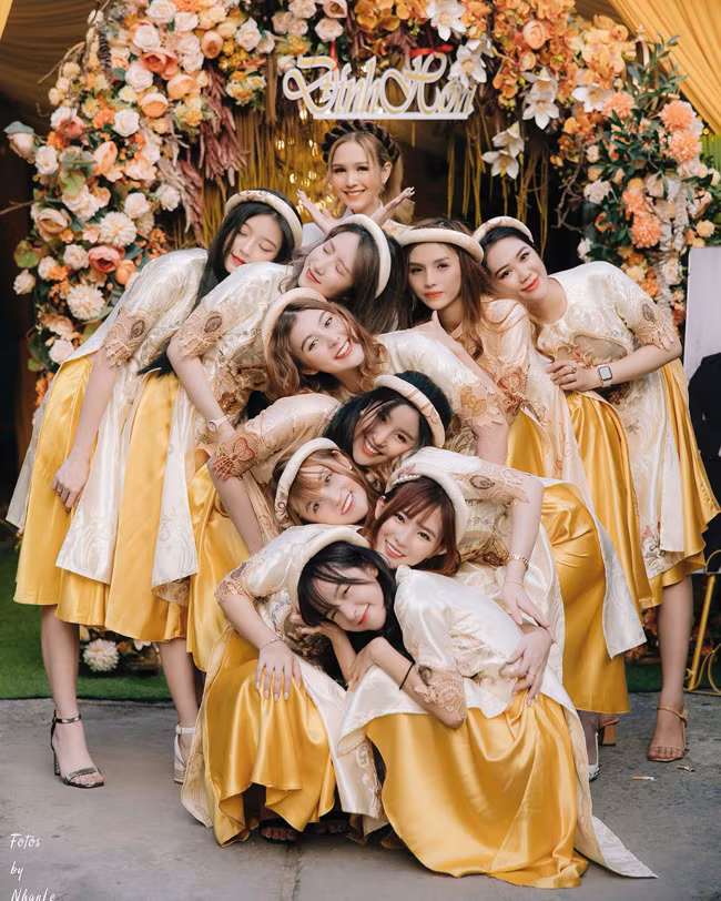 Ngoài hai nhân vật chính là cô dâu - chú rể thì dàn bạn thân sở hữu nhan sắc lung linh của Trang Phạm cũng được dân tình chờ đón.