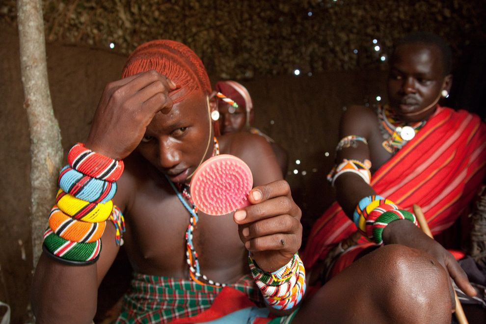 Lễ trưởng thành còn là khởi đầu của một bước tiến quan trọng tới giai đoạn tiếp theo của cuộc đời người chiến binh: trở thành huynh trưởng. Để đạt danh hiệu đó, họ phải mất thêm 6 năm. Danh hiệu là cột mốc cho phép họ kết hôn. Trong buổi lễ, các chiến binh phải tạo cho mình vẻ ngoài vô cùng ấn tượng. Họ nhận thức rõ ảnh hưởng của diện mạo tới những người chứng kiến. Những người bán gương bỏ túi thường kiếm bộn tiền tại các khu chợ của người Samburu trước khi lễ trưởng thành diễn ra.