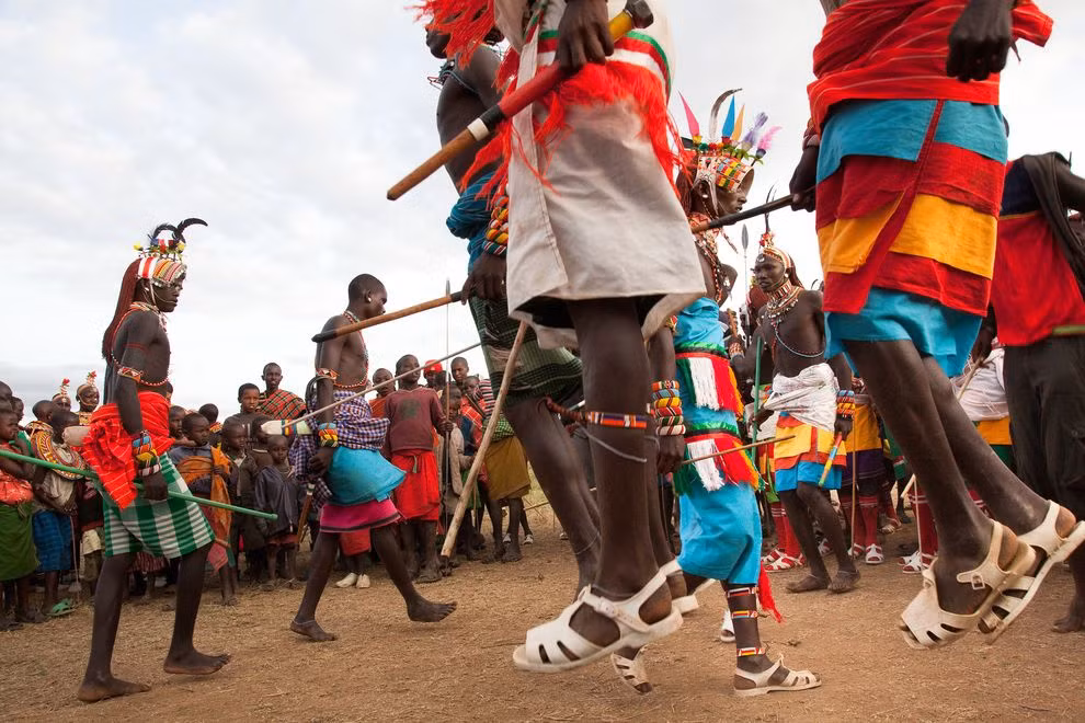 Khi mặt trời lặn, tiếng hát của các chiến binh ngày càng lớn, và càng lúc càng đông người tới dự hội. Hơn 400 chiến binh cùng cất tiếng hát không mệt mỏi. Phụ nữ lắc vòng cổ về trước và sau theo nhịp bài hát.