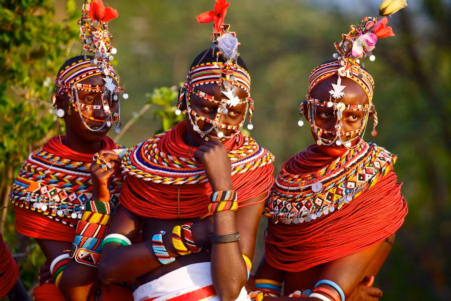 Xuất hiện vào buổi tối, các chiến binh mặc trang phục rực rỡ và bôi đất màu đỏ lên mặt và ngực. Ngoài ra họ còn đeo rất nhiều đồ trang sức trên tóc và những chiếc vòng đầy màu sắc.