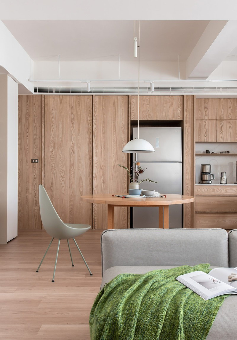 Chiếc ghế dài đặt cạnh cửa sổ để dành cho những giây phút đọc sách, ngắm khung cảnh phố xá bên ngoài.