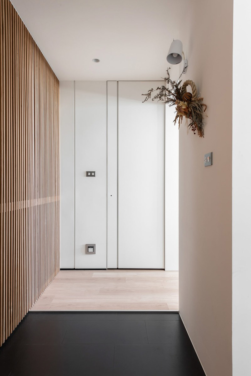 Sàn gỗ kéo dài từ phòng khách cho đến hành lang phòng ngủ.